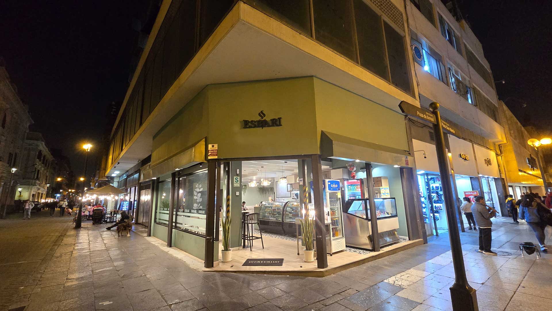 Fachada de Esbari Café en Jr. de la Unión 501