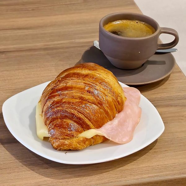 Croissant con jamón y queso + café americano