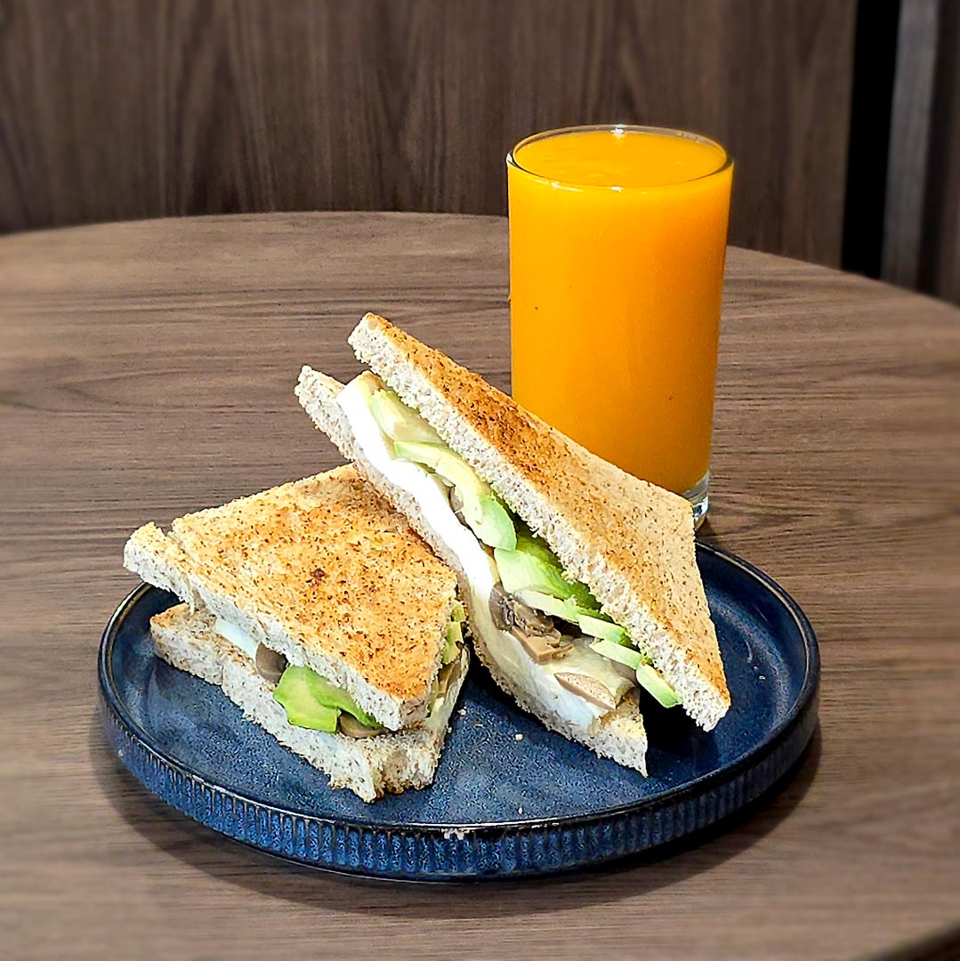 Sandwich vegetariano + jugo de papaya