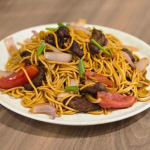 Tallarín saltado de carne o pollo